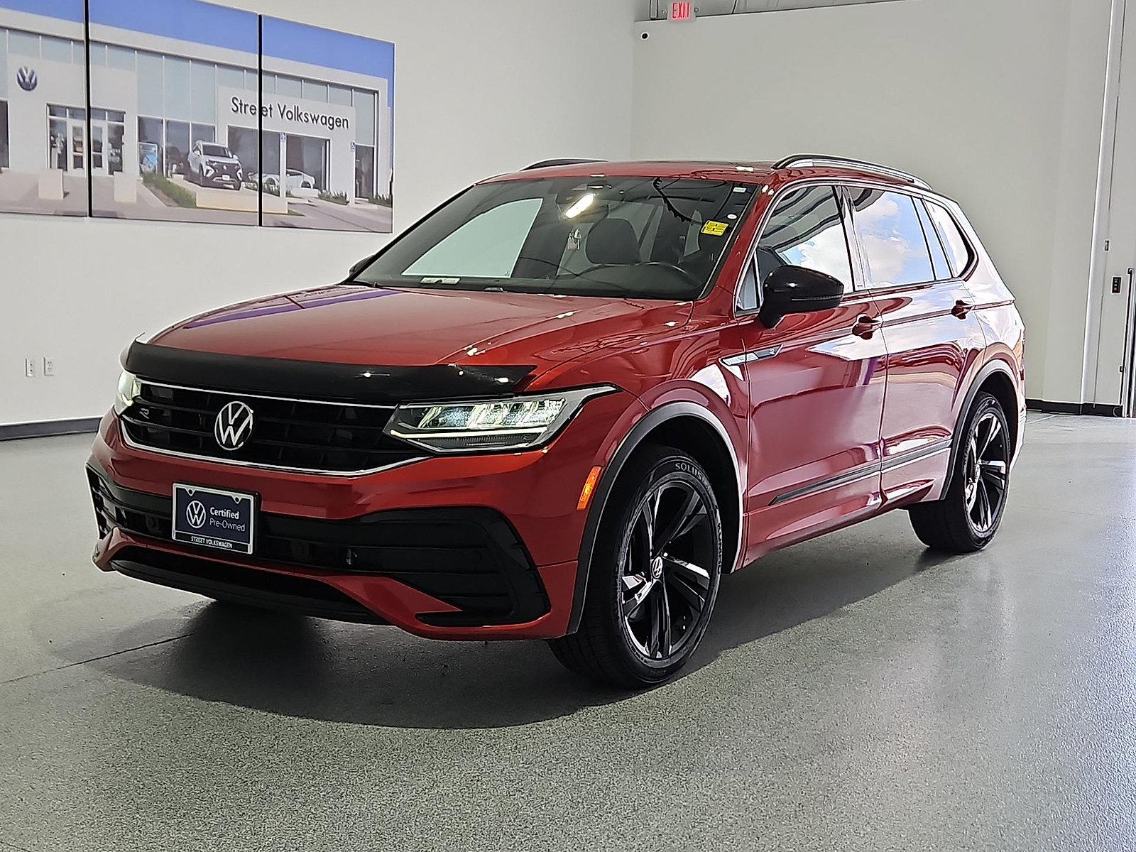 Used 2024 Volkswagen Tiguan SE R-Line AWD/4WD image 4