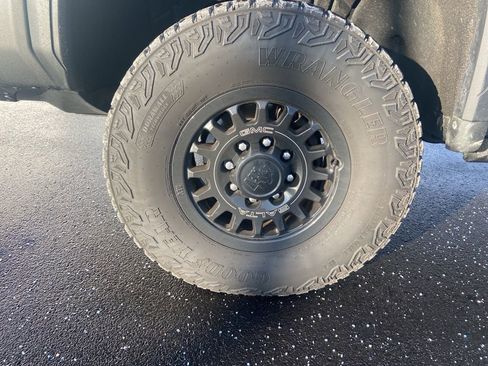 Used 2024 GMC Sierra 2500 AT4X w/ AT4X AEV Edition image 12