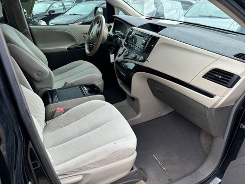 Used 2012 Toyota Sienna LE w/ Towing Pkg AWD/4WD image 19