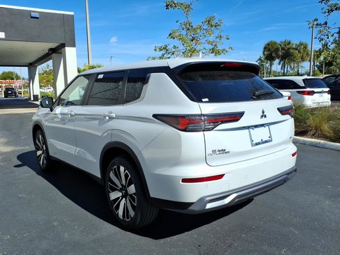 New 2026 Mitsubishi Outlander SE image 3