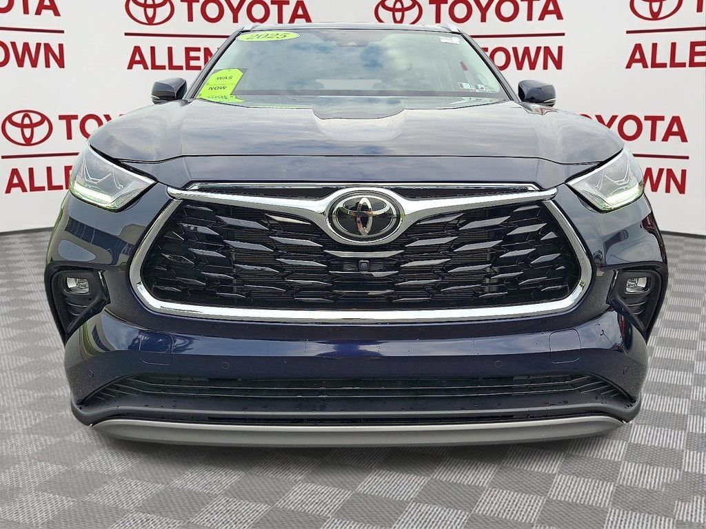 Used 2025 Toyota Highlander Platinum AWD/4WD image 2