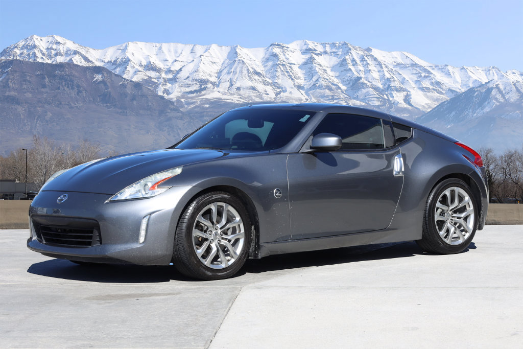 Used 2013 Nissan 370Z Touring RWD image 2