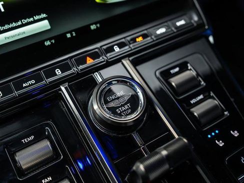 Used 2025 Aston Martin V8 Vantage Coupe image 23