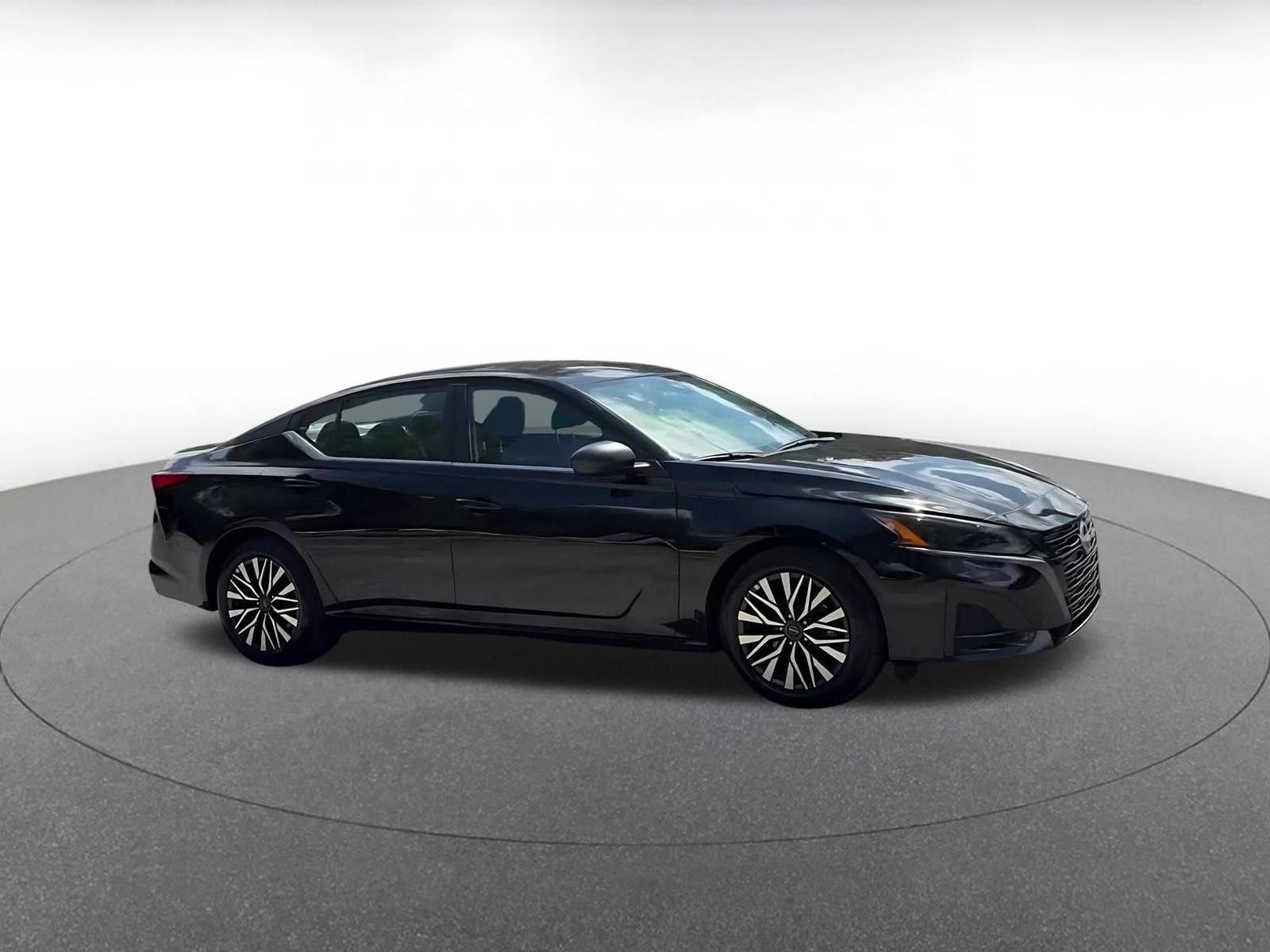 Used 2026 Nissan Altima 2.5 SV FWD image 2