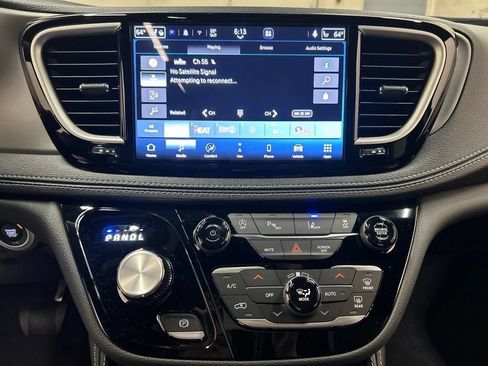 New 2027 Chrysler Pacifica Limited w/ S Appearance Package FWD image 23
