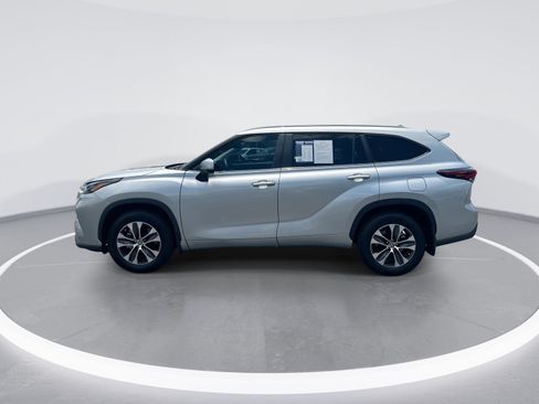 Used 2024 Toyota Highlander XLE AWD/4WD image 6