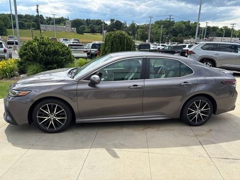 Used 2024 Toyota Camry SE FWD image 4
