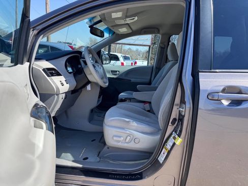Used 2014 Toyota Sienna LE image 11