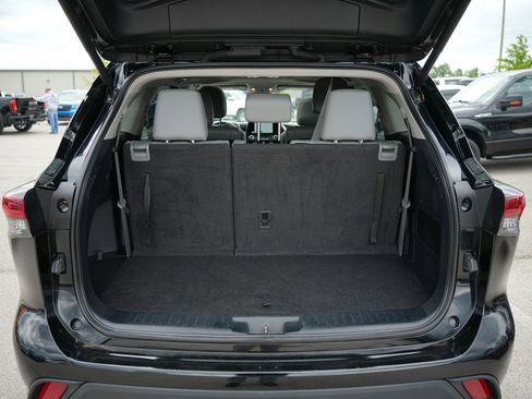 Used 2024 Toyota Highlander XLE FWD image 27