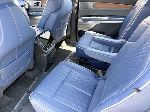 Used 2026 Cadillac Vistiq Premium Luxury w/ LPO, Floor Liner Package AWD/4WD image 16