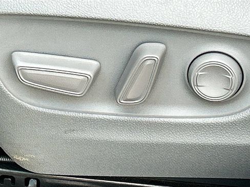 Used 2024 Toyota Highlander XLE FWD image 26