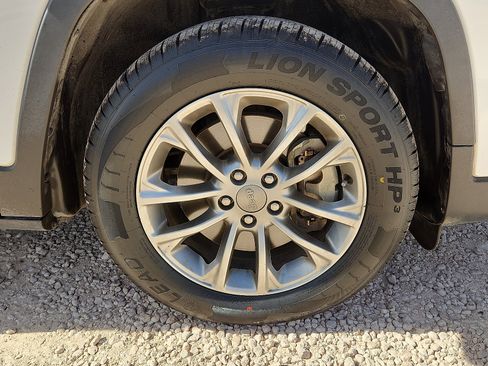 Used 2019 Jeep Cherokee Latitude Plus image 7