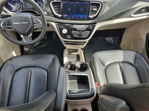 Used 2023 Chrysler Pacifica Touring-L FWD image 20