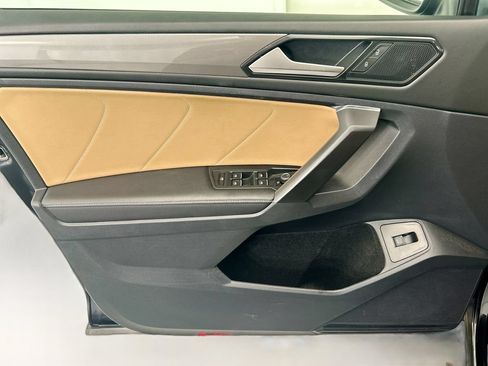 Used 2023 Volkswagen Tiguan SE w/ Panoramic Sunroof Package FWD image 23
