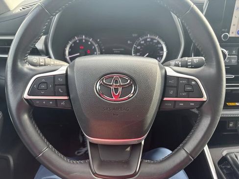 Used 2024 Toyota Highlander XLE FWD image 11