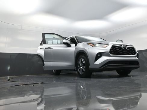 Used 2023 Toyota Highlander XLE image 28