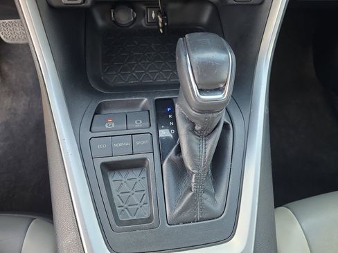 Used 2019 Toyota RAV4 XLE Premium FWD image 19