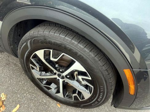 Used 2024 Kia Sportage EX image 4