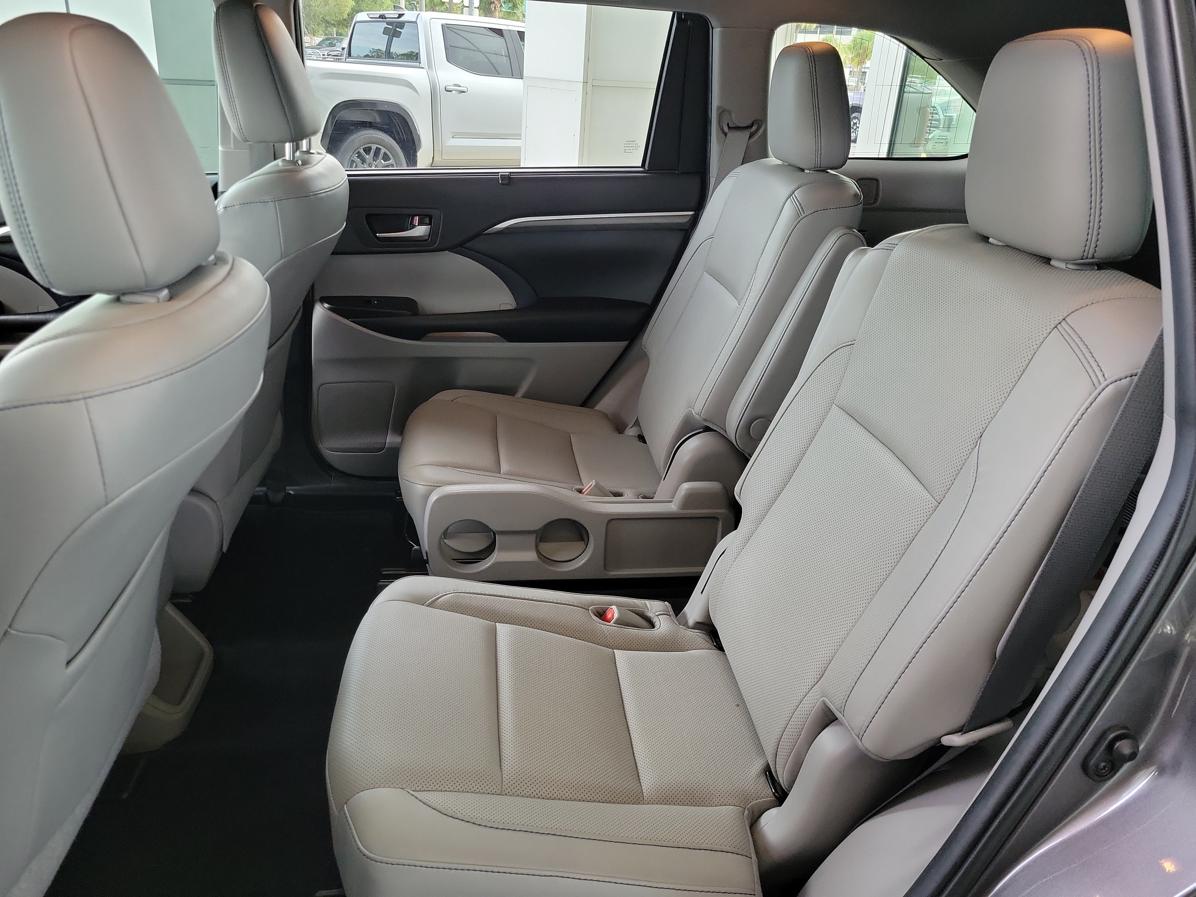 Used 2019 Toyota Highlander Limited FWD image 28