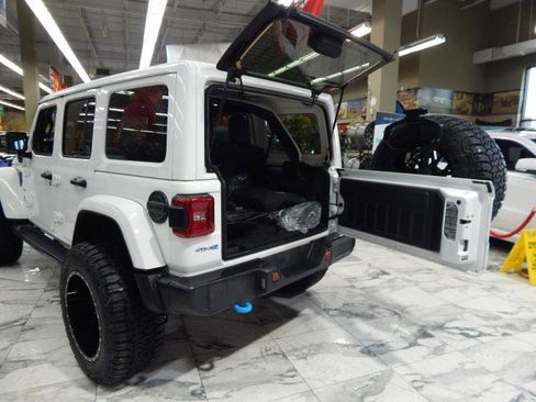 Used 2024 Jeep Wrangler Unlimited Sahara w/ Technology Group image 7