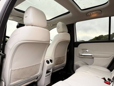Used 2023 Mercedes-Benz GLB 250 w/ Premium Package image 17