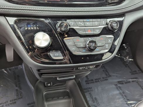 Used 2025 Chrysler Pacifica Select image 24
