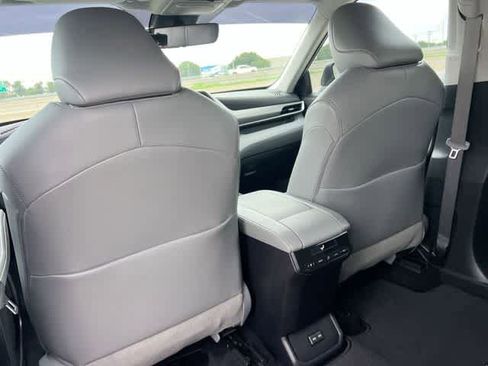 Used 2022 Toyota Highlander XLE FWD image 13
