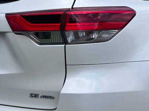 Used 2018 Toyota Highlander SE AWD/4WD image 12