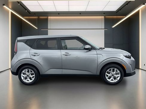 Used 2025 Kia Soul LX w/ LX Technology Package FWD image 7