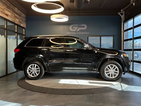 Used 2017 Jeep Grand Cherokee Overland w/ Jeep Active Safety Group AWD/4WD image 2