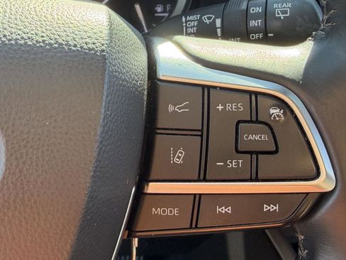 Used 2020 Toyota Highlander XLE AWD/4WD image 18