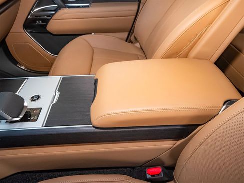 New 2025 Land Rover Range Rover SE image 30