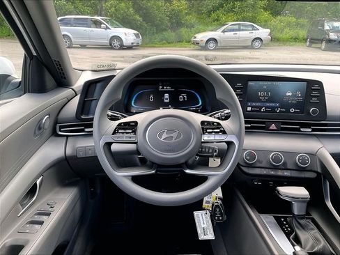 Used 2025 Hyundai Elantra SE FWD image 17