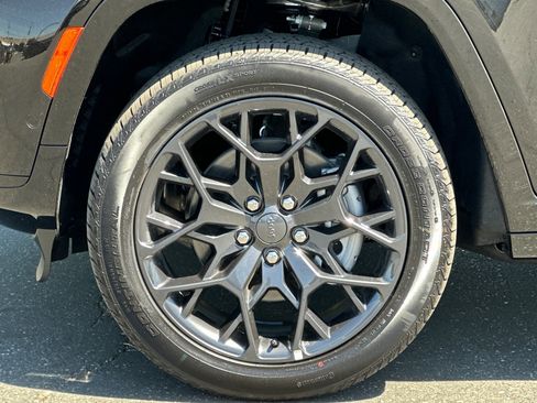 Used 2025 Jeep Grand Cherokee L Summit image 27