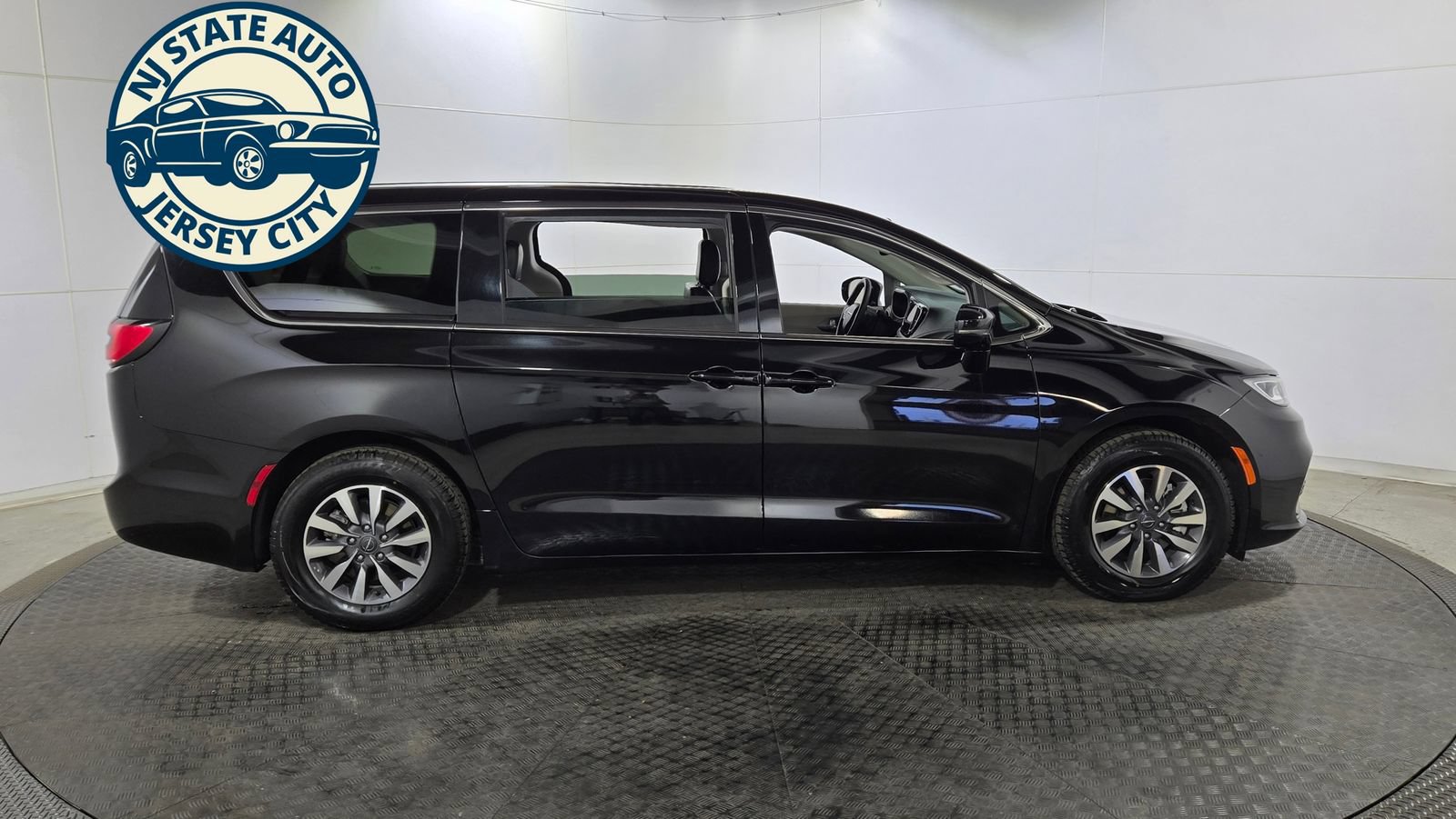 Used 2024 Chrysler Pacifica Limited FWD image 8