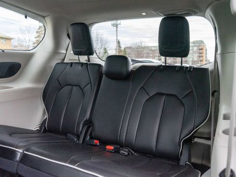 Used 2023 Chrysler Pacifica Limited image 31