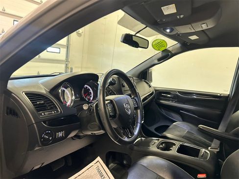 Certified 2016 Dodge Grand Caravan SXT image 17