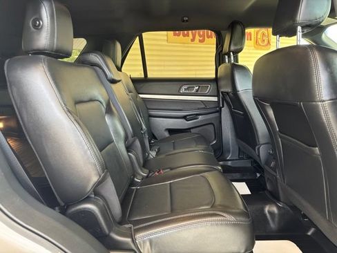 Used 2018 Ford Explorer XLT w/ Equipment Group 202A AWD/4WD image 28