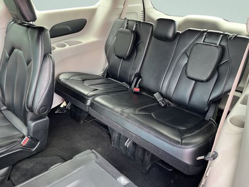 Used 2023 Chrysler Pacifica Touring-L FWD image 17