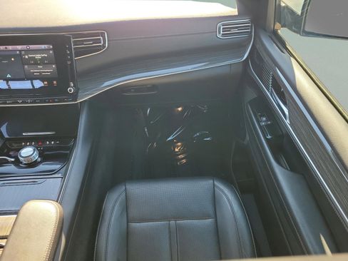 Used 2022 Jeep Wagoneer Series II AWD/4WD image 16