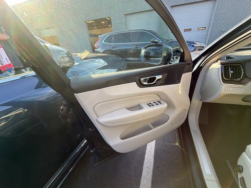 Used 2021 Volvo XC60 T5 Momentum w/ Premium Package image 19