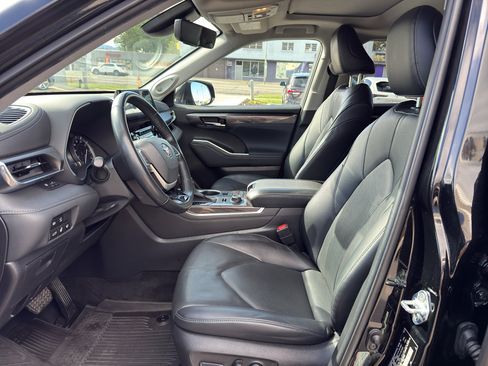 Used 2022 Toyota Highlander Limited image 11
