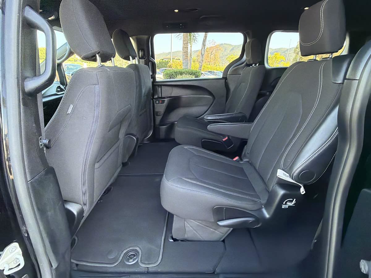 Used 2024 Chrysler Pacifica Touring FWD image 16