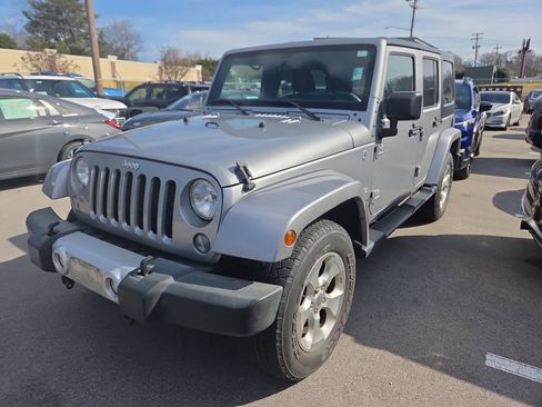 Used 2015 Jeep Wrangler Unlimited Sahara w/ Dual Top Group image 9