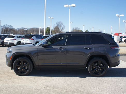 Used 2023 Jeep Grand Cherokee Limited w/ Black Appearance Package image 14