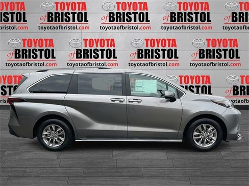 New 2026 Toyota Sienna LE image 3