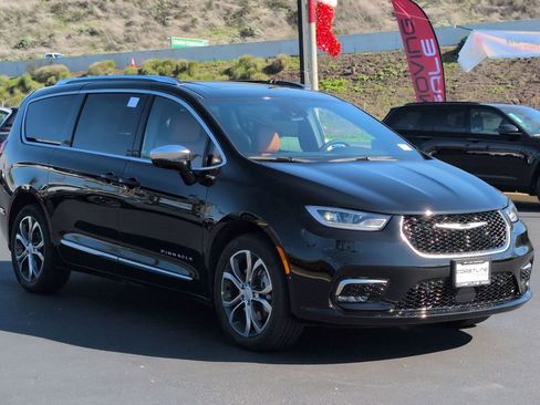 New 2026 Chrysler Pacifica Pinnacle image 3