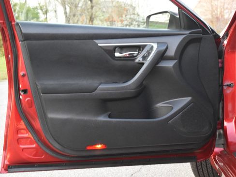 Used 2014 Nissan Altima 2.5 S w/ Sport Value Package image 9