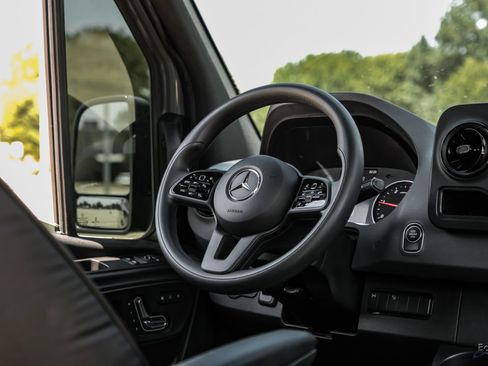 Used 2022 Mercedes-Benz Sprinter 2500 image 39