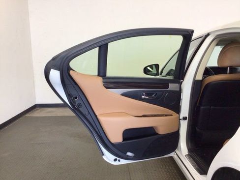 Used 2013 Lexus LS 460 w/ Comfort Pkg RWD image 19